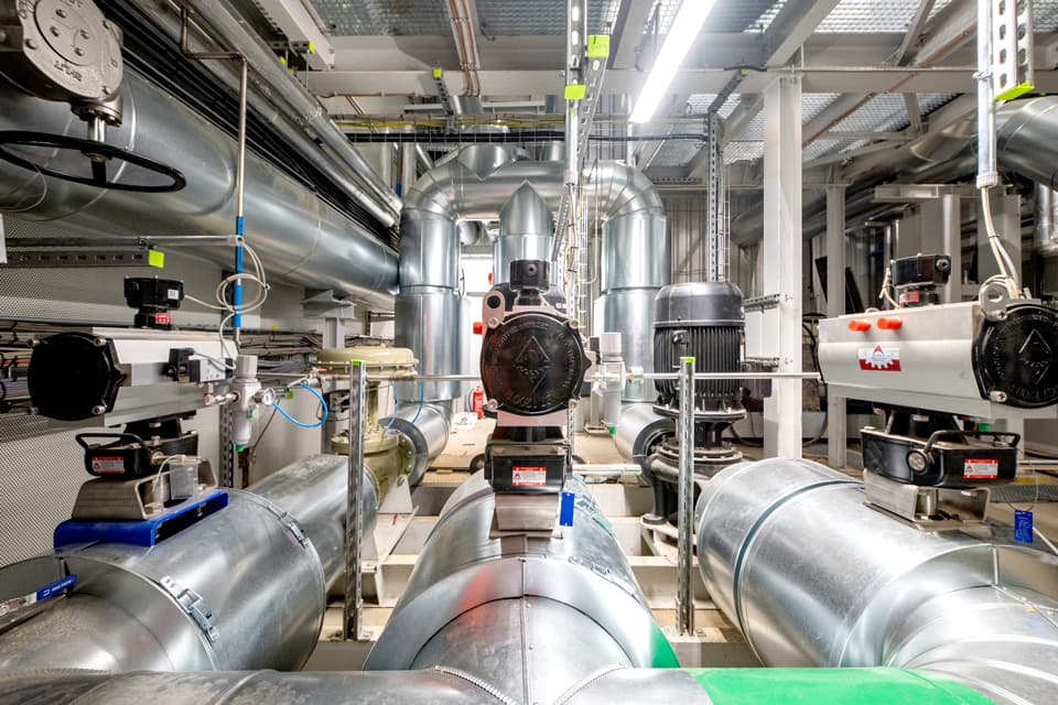 Moderný motorgenerátor pre kombinovanú výrobu elektriny a tepla (KVET) inštalovaný v Žiline